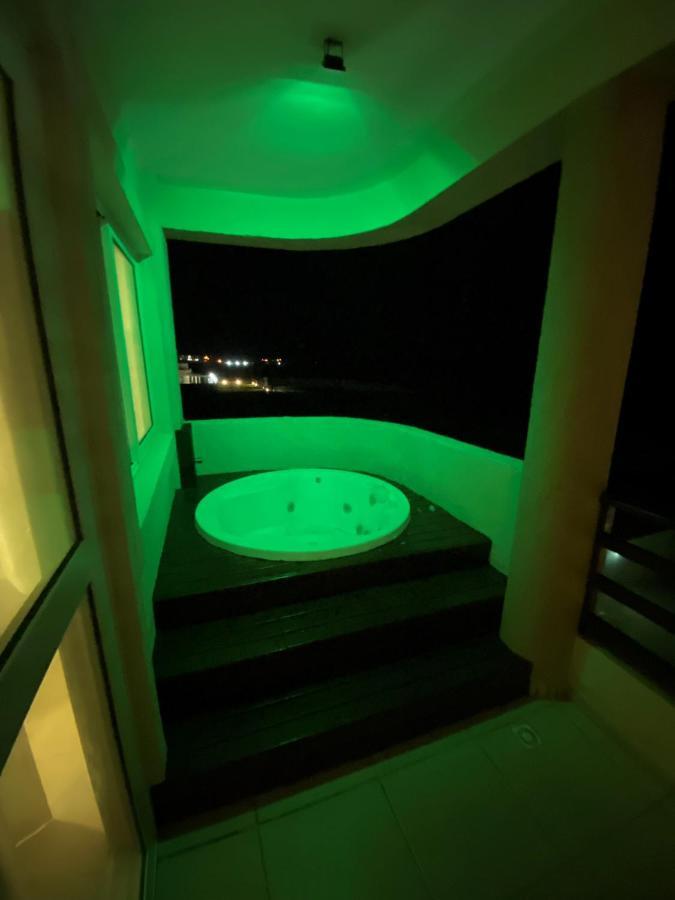 Beachfront Apt & Jacuzzi Таїба Екстер'єр фото